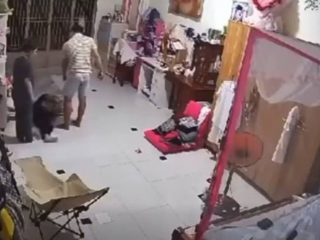 Camera ghi lại cảnh người lớn xuất hiện trong căn phòng trọ có trẻ nhỏ