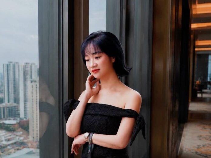 Làm người tình hay làm vợ - ảnh đại diện Làm người tình hay làm vợ - người phụ nữ mặc váy đen bên cửa kính